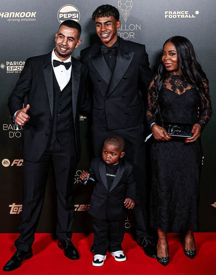 Lamine Yamal with his family ❤️