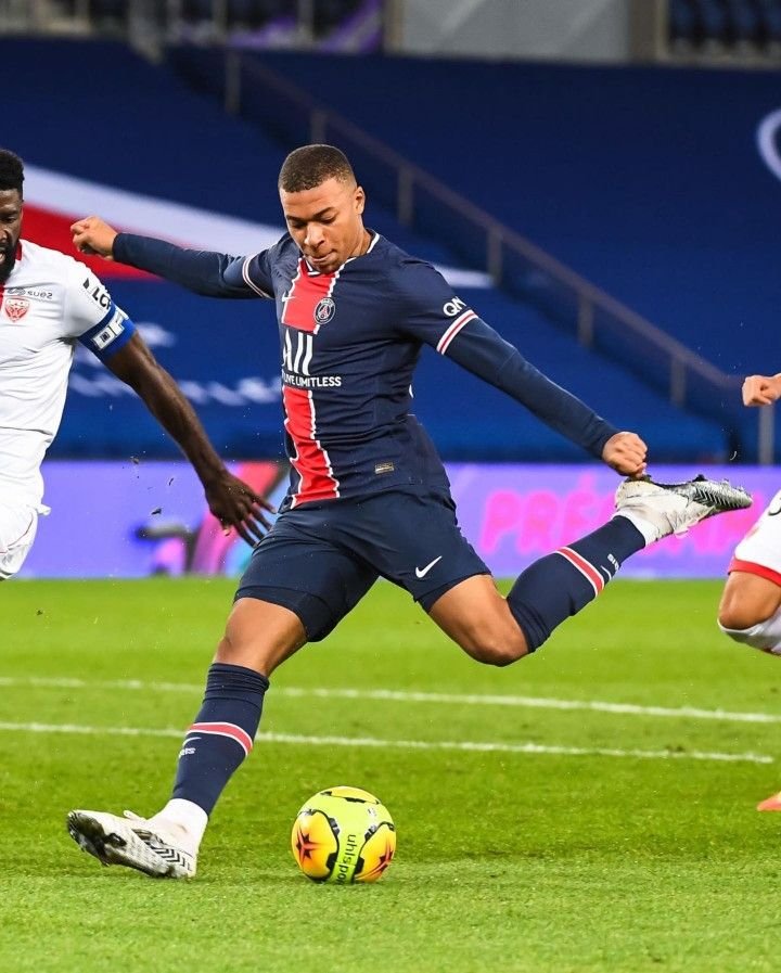 Kylian Mbappé dribbling