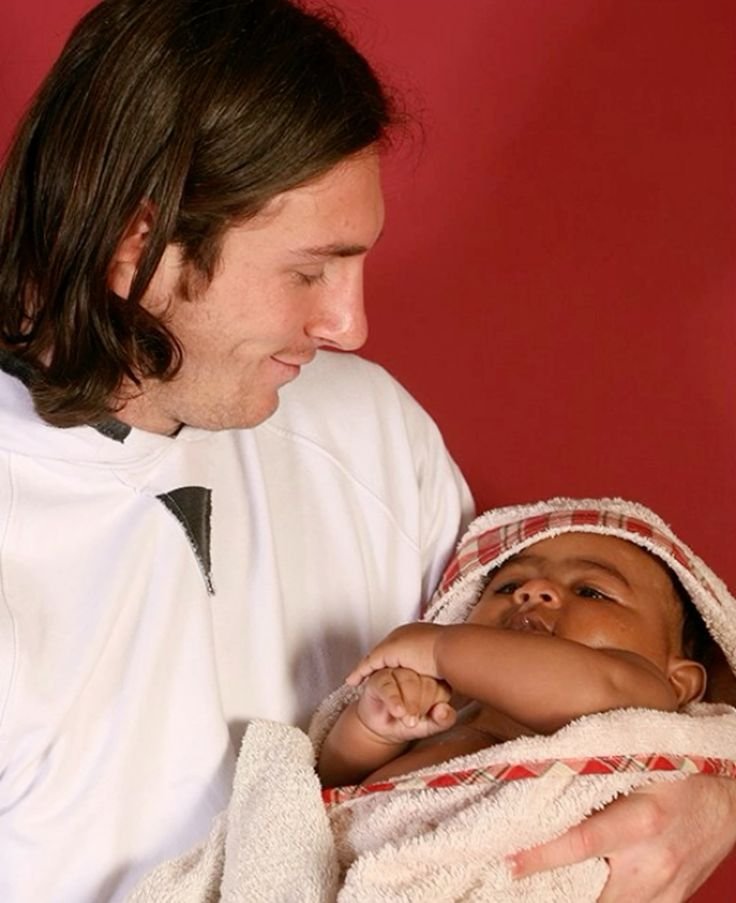 Lamine Yamal with Lionel Messi as a baby
